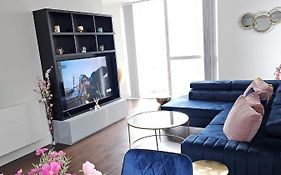 2 Bed Luxurious Apartments Canary Wharf
