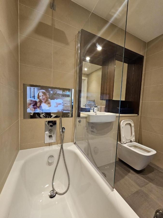 2 Bed Luxurious Apartments Canary Wharf London Exterior photo
