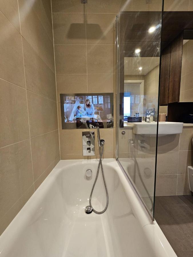 2 Bed Luxurious Apartments Canary Wharf London Exterior photo
